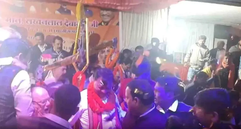 20231224140854 manch toot gaya jpg