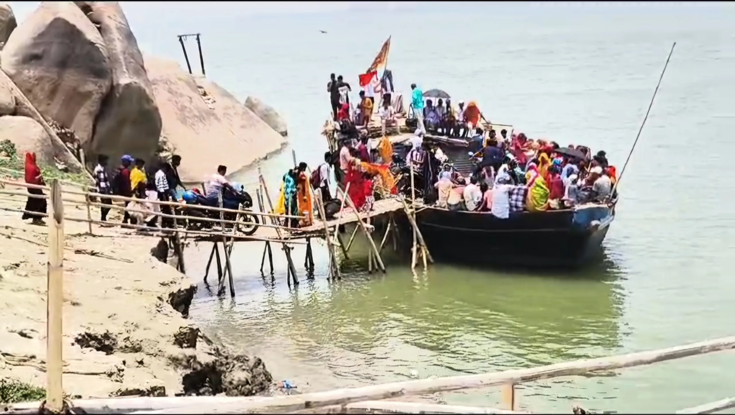 Boat in ganga scaled