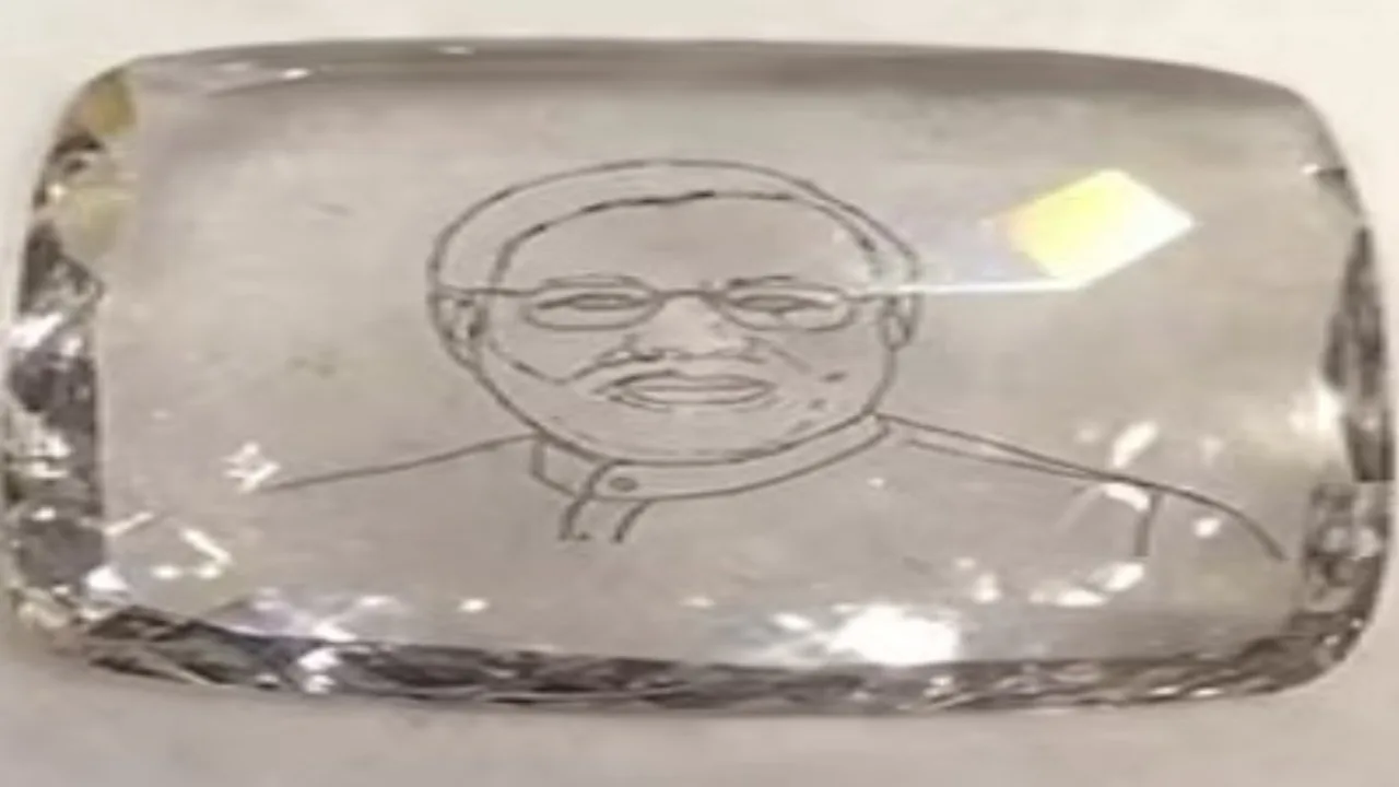 Narendra Modi on diamond jpg