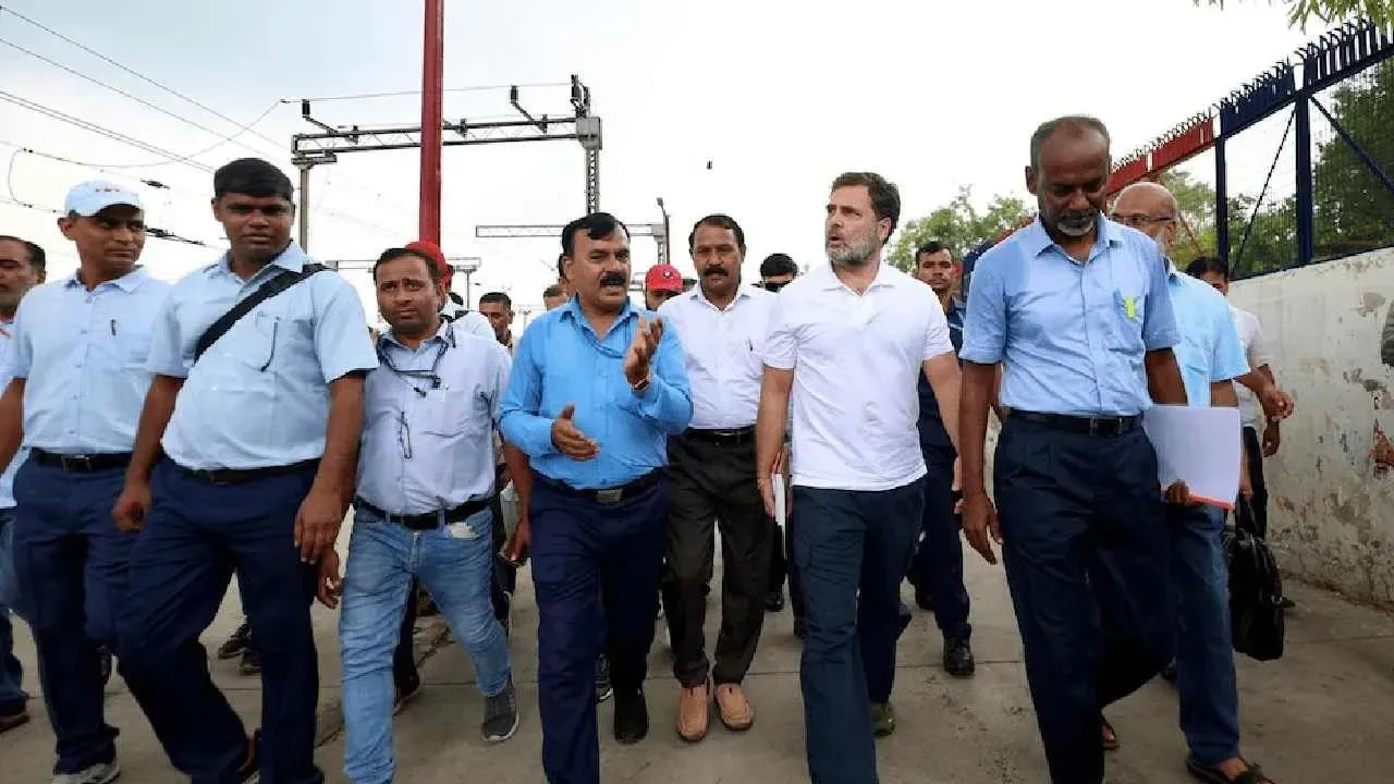 Rahul gandhi with loco pilot jpg