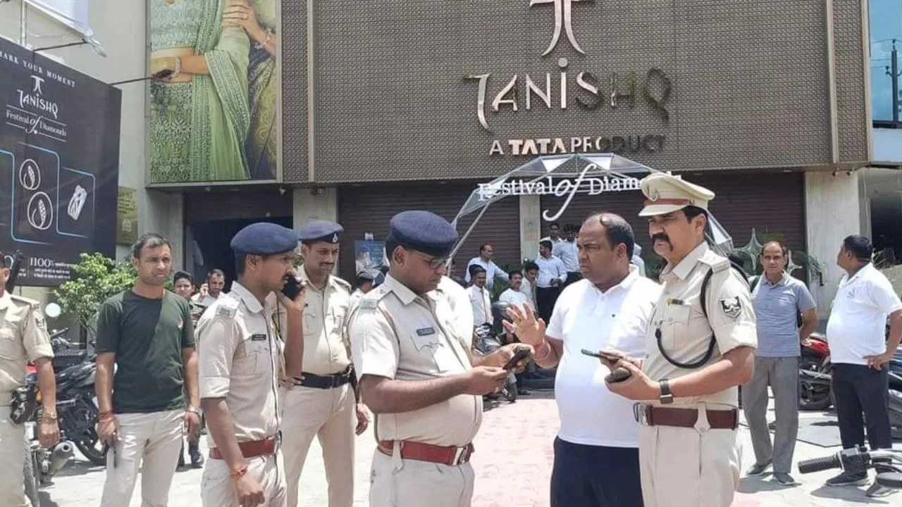 Tanishq Showroom Loot jpg