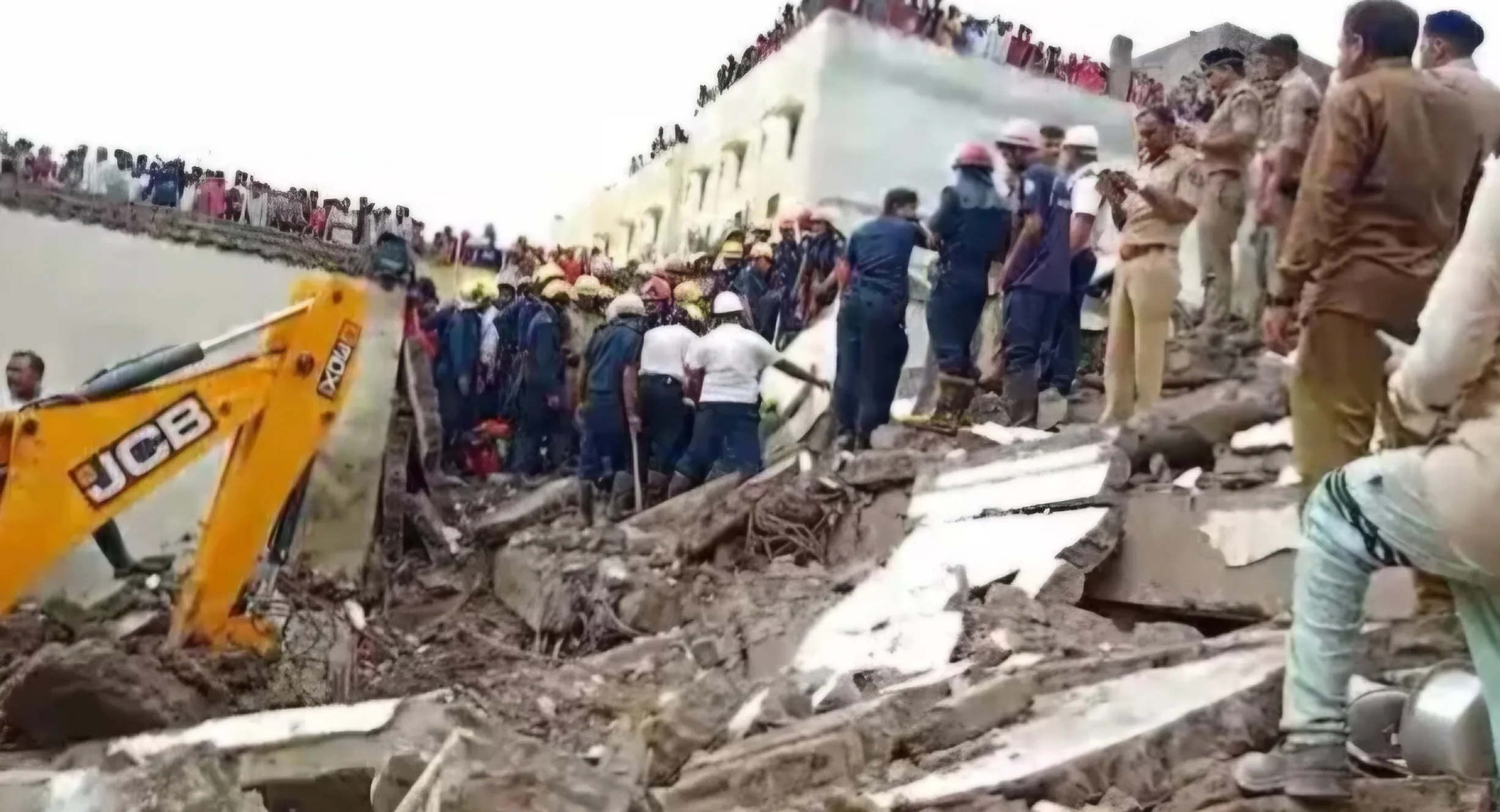 surat building collapse jpeg