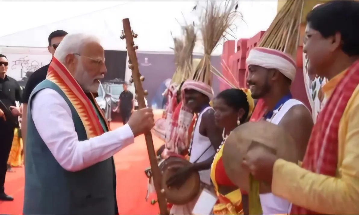 Narendra Modi tribals jpg