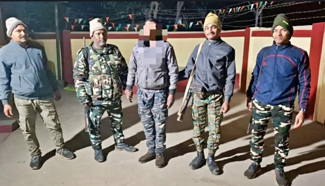 JCB फूंकने वाला नक्सली बिकवा रहा था शराब, पुलिस ने खदेड़कर पकड़ा