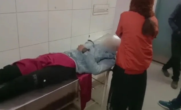 परवान चढ़ा ननद-भाभी का प्यार…शादी की बात पर अड़ीं 2 IMG 9244