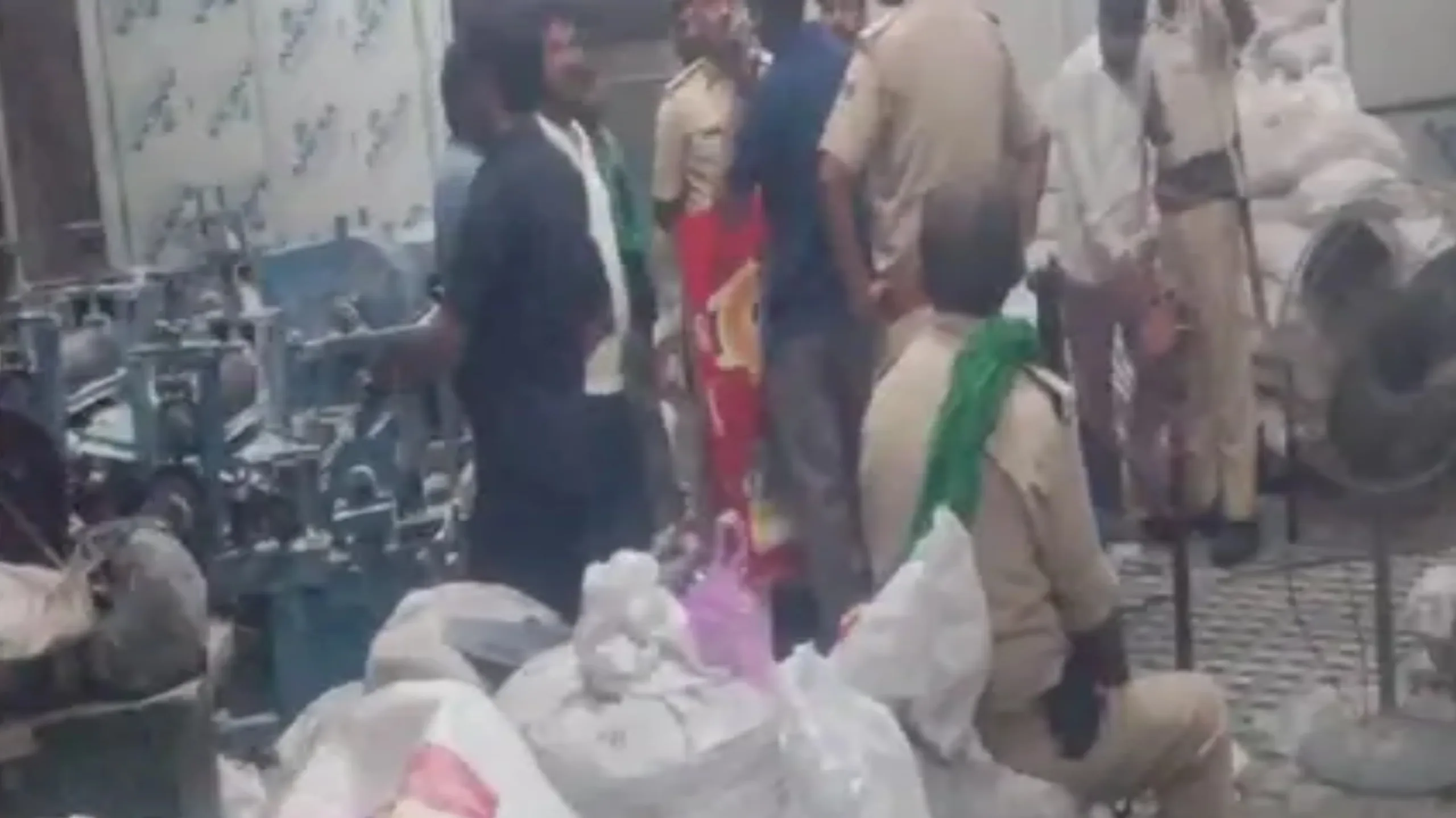 नवादा में ‘गुरुकुल’ ब्रांड की नकली नमकीन फैक्ट्री पर छापा, ट्रेडमार्क उल्लंघन का आरोप