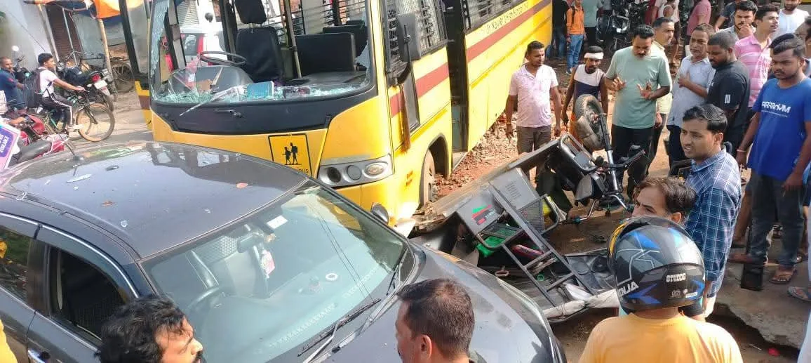 देवघर: संत जेवियर स्कूल बस की टोटो और कार से टक्कर, पिता-बेटे की हालत गंभीर; ड्राइवर के पास न आधार, न लाइसेंस