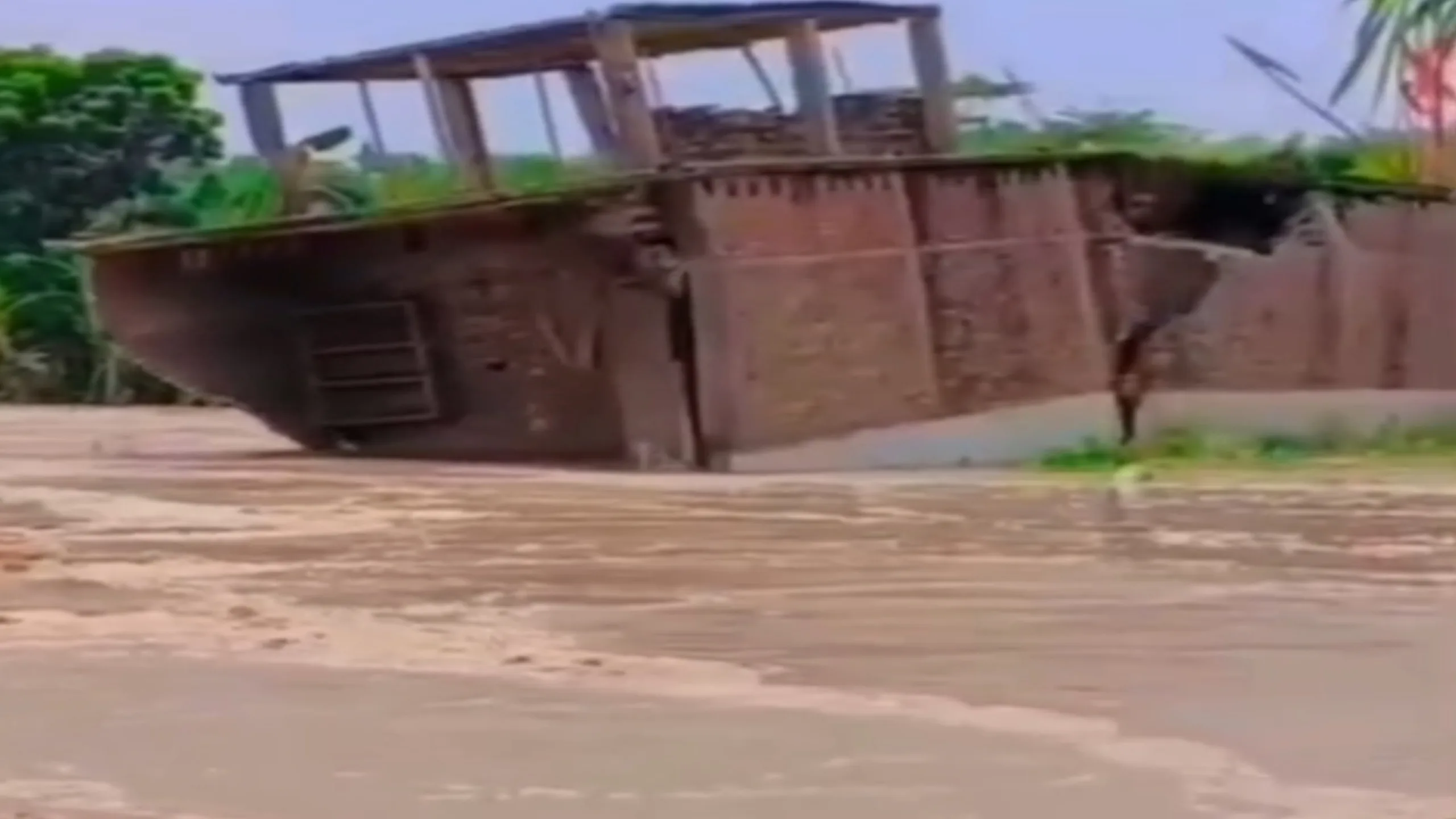 भागलपुर में गंगा का भीषण कटाव: 12 सेकंड में पक्का घर निगल गई तेज धारा