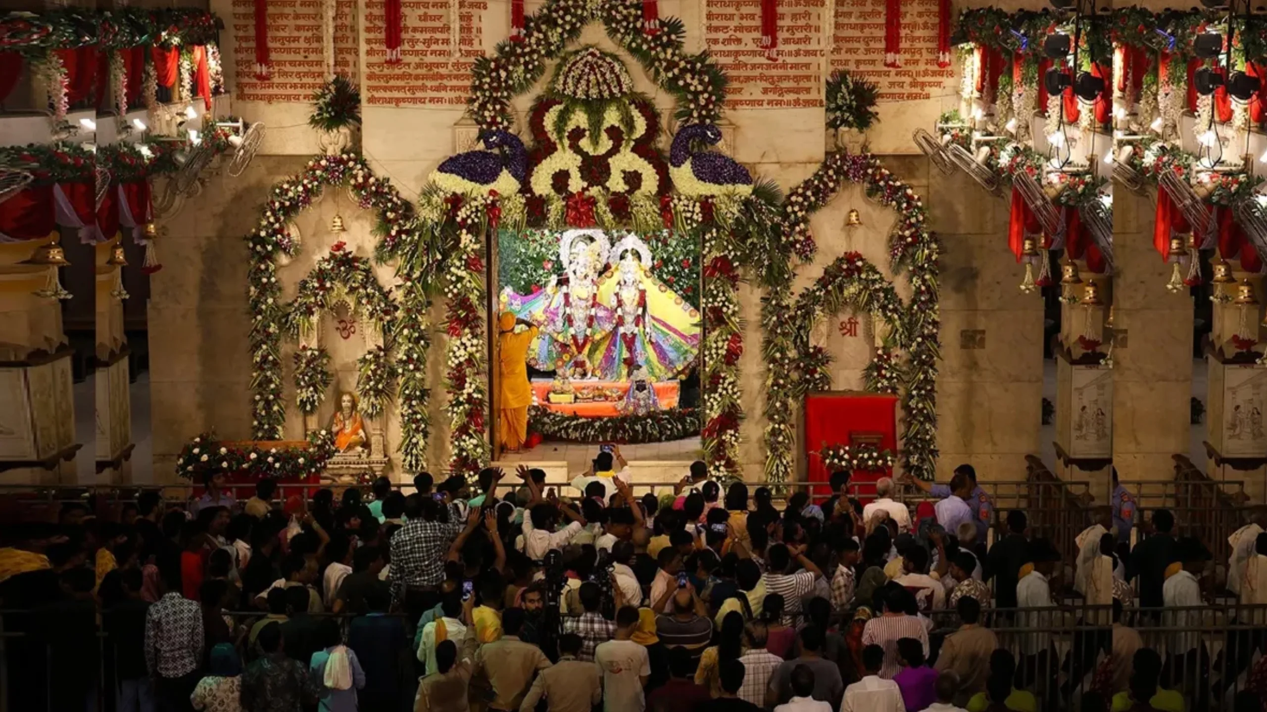 ब्रज में जन्मे कन्हैया का अद्भुत और अलौकिक दृश्य, जन्माष्टमी पर श्रद्धालुओं का उमड़ा सैलाब 2 20250817 001309