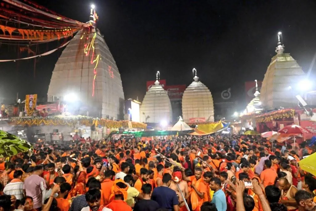 अंतिम सोमवारी पर बाबा वैद्यनाथ दरबार में उमड़ा श्रद्धा का सैलाब