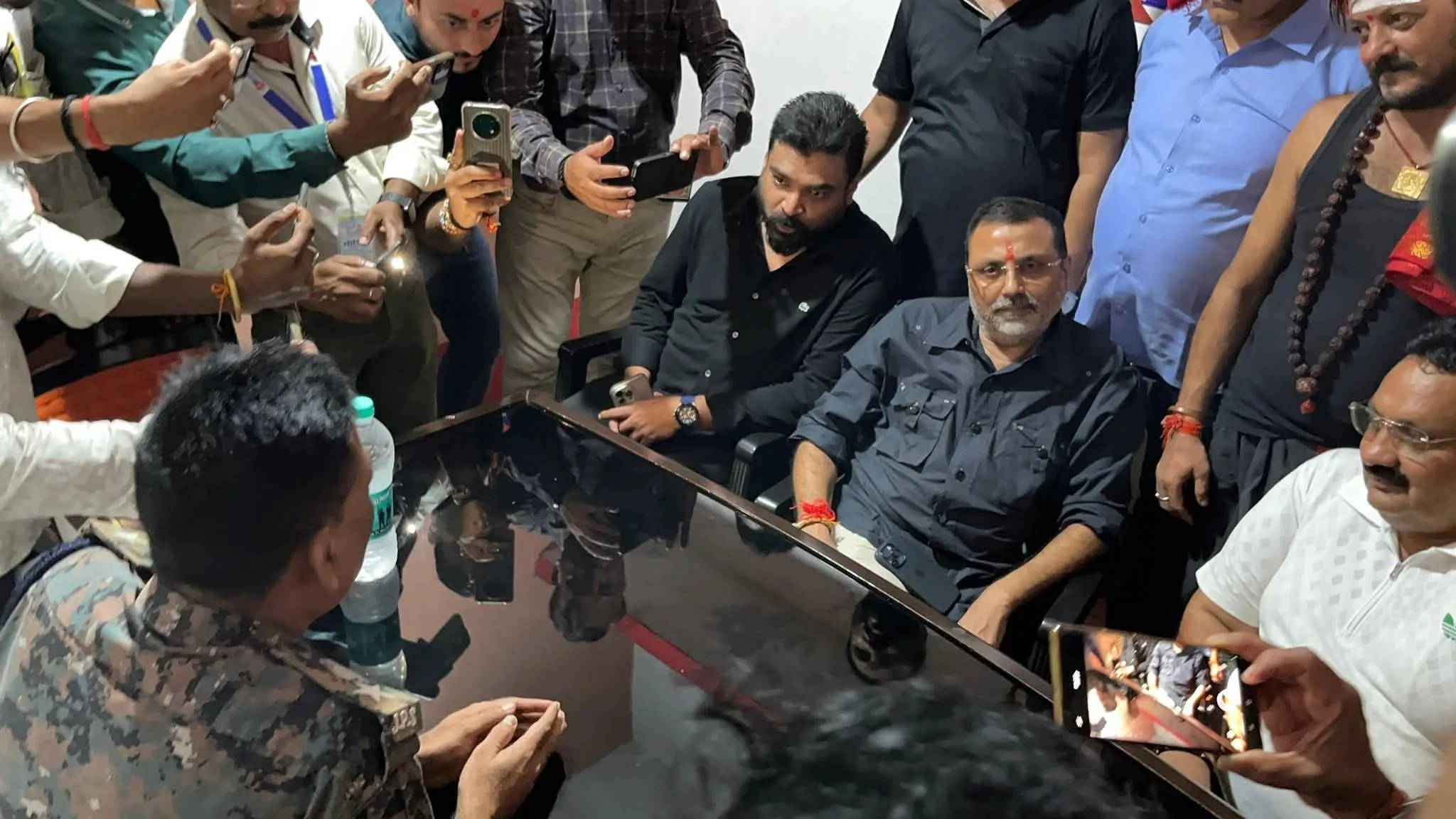 बाबा मंदिर केस में गिरफ्तारी देने पहुंचे निशिकांत दुबे, पुलिस ने किया इनकार — बोले, “मैं भगोड़ा नहीं, कानून का पालन करना ही मेरा धर्म”