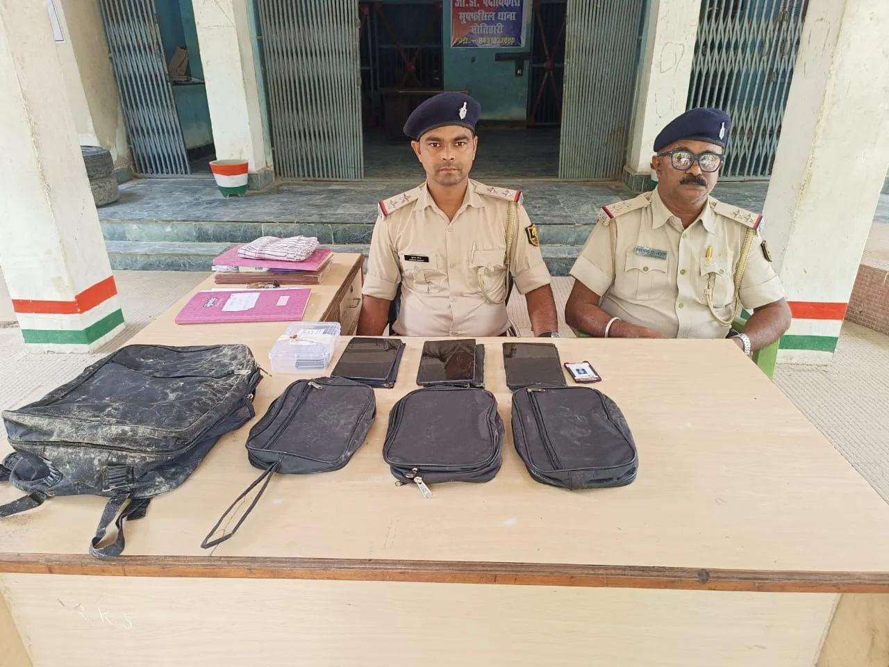 फर्जी छिनतई की कहानी से बैंक की रकम हड़पने की साजिश, दो कर्मचारी चढ़े पुलिस के हत्थे