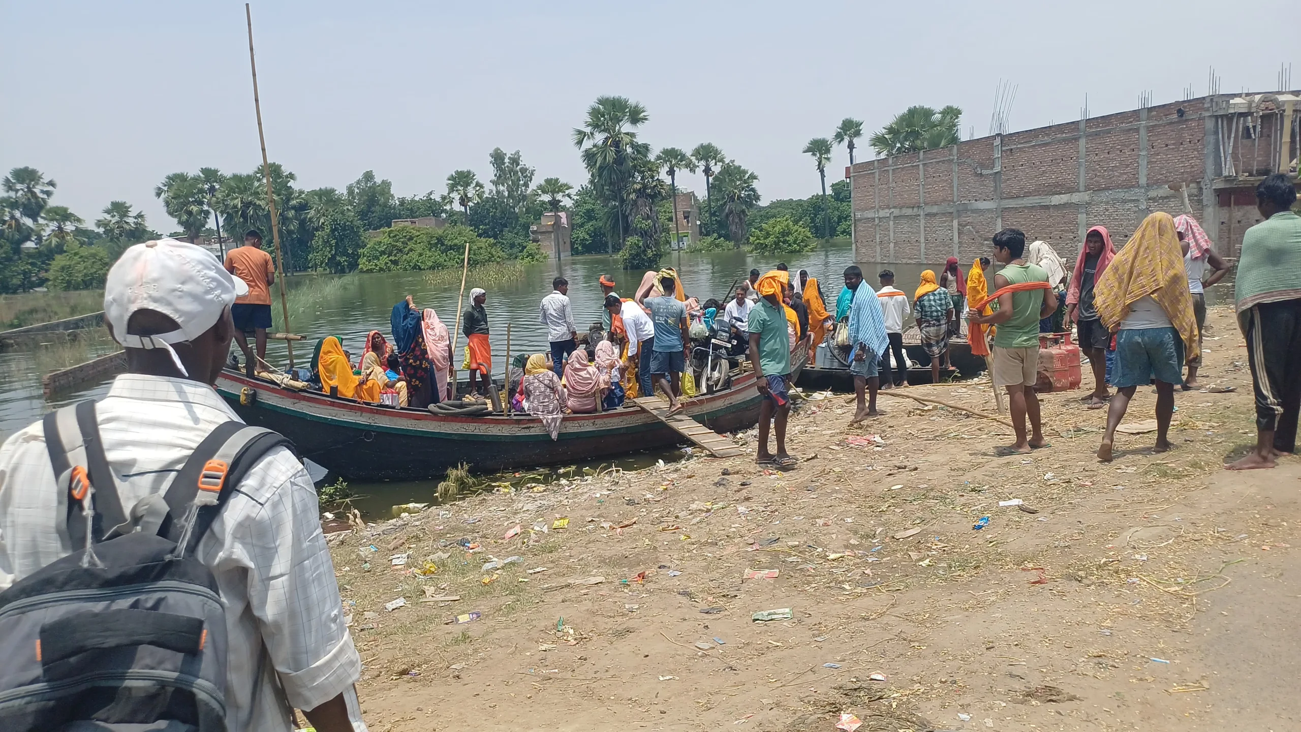 भागलपुर में बड़ा हादसा टला: ओवरलोड सरकारी नाव गहरे पानी में डूबी, 25 लोगों की जान बची