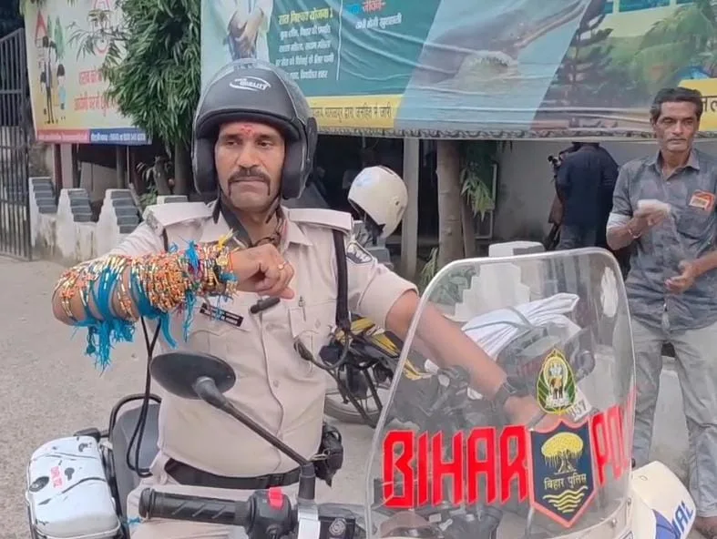 ढाई सौ राखियां, एक संकल्प… भागलपुर के ‘हेलमेट मैन’ ने राखी को बनाया जिंदगी बचाने का त्योहार