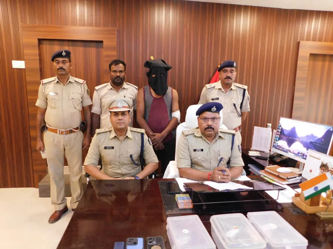 ट्रैक्टर चालक से ₹3.22 लाख की लूट, ग्रामीणों की सूझबूझ से दो लुटेरे अवैध हथियार सहित गिरफ्तार