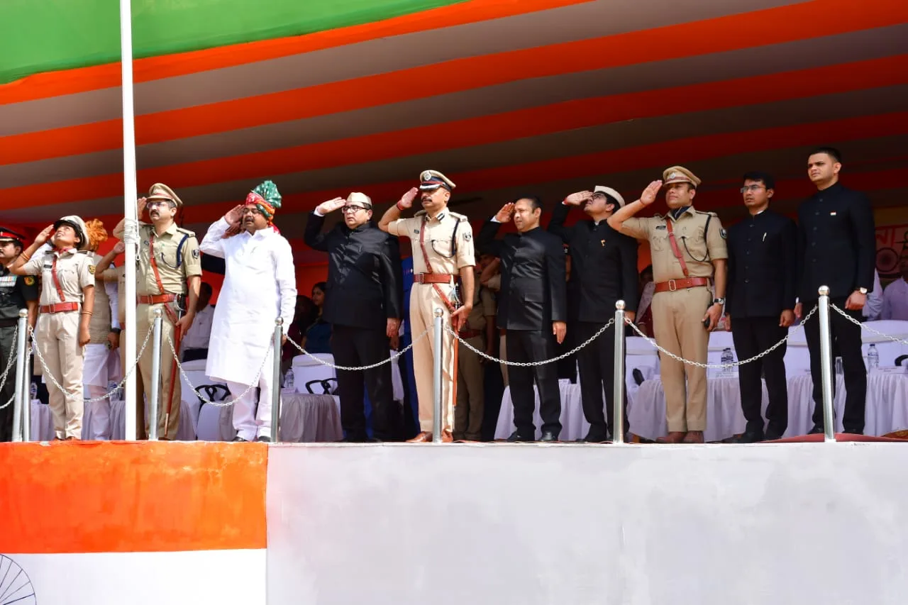 भागलपुर : आयुक्त, आईजी, डीएम और एसएसपी ने ली परेड की सलामी, सैंडिस मैदान में गूंजे देशभक्ति के नारे