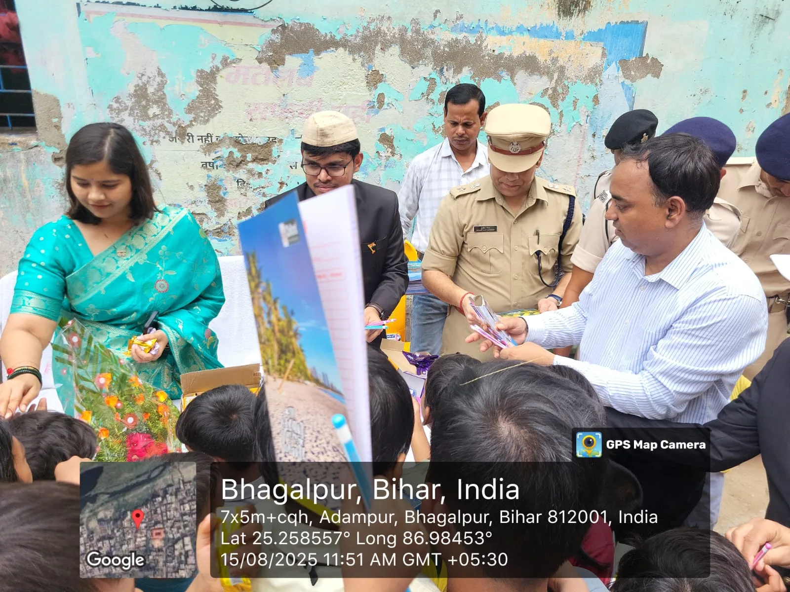 भागलपुर : डीडीसी प्रदीप कुमार सिंह और नगर पुलिस अधीक्षक शुभांक मिश्रा आदमपुर महादलित टोला के स्वतंत्रता दिवस समारोह में हुए शामिल