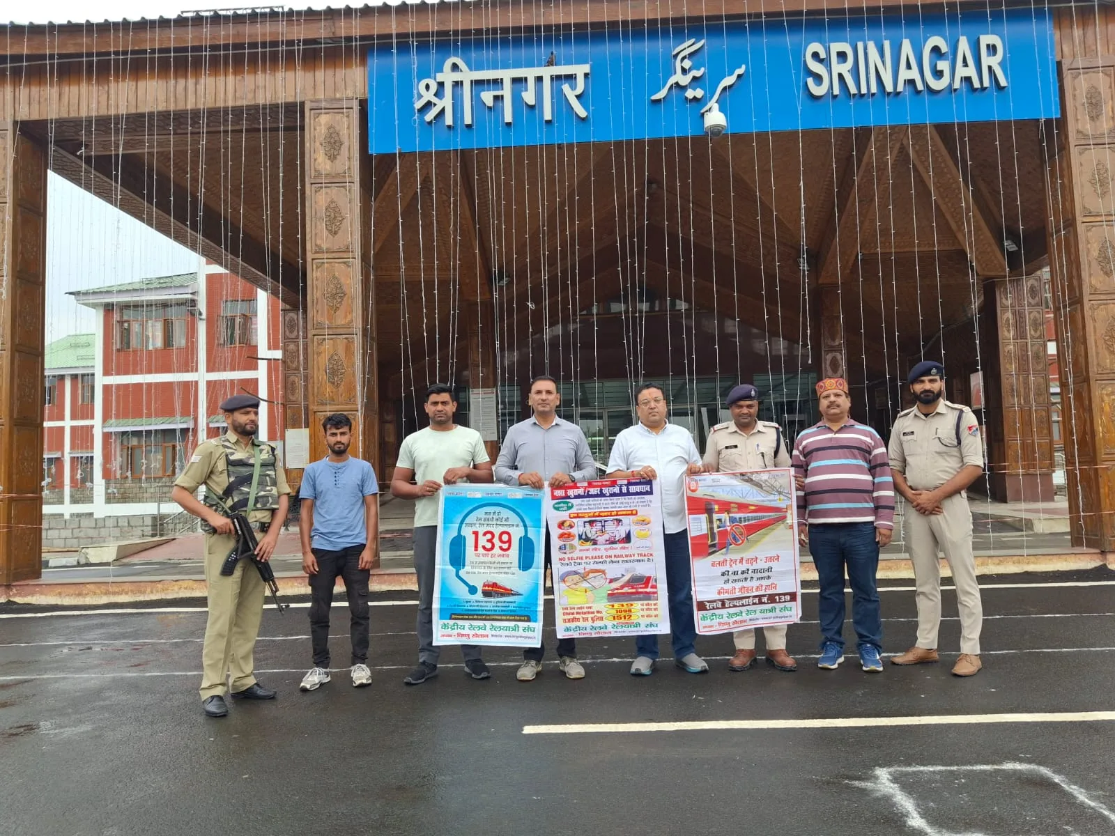 श्रीनगर स्टेशन पर आरपीएफ प्रभारी विनोद कुमार का अभिनंदन, केन्द्रीय रेलवे यात्री संघ ने चलाया जागरूकता अभियान