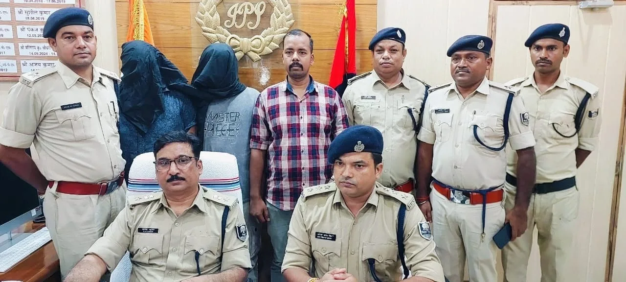 लखीसराय पुलिस की बड़ी कार्रवाई : फर्जी दस्तावेज़ बनाने वाले गिरोह का भंडाफोड़, दो गिरफ्तार