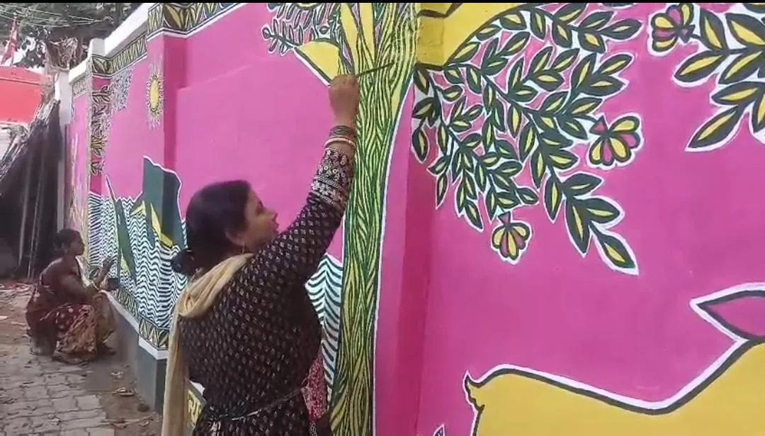 भागलपुर के सरकारी दफ्तर की दीवारें मंजूषा पेंटिंग से सजी, पर्यावरण संरक्षण और डॉल्फिन अभ्यारण का संदेश