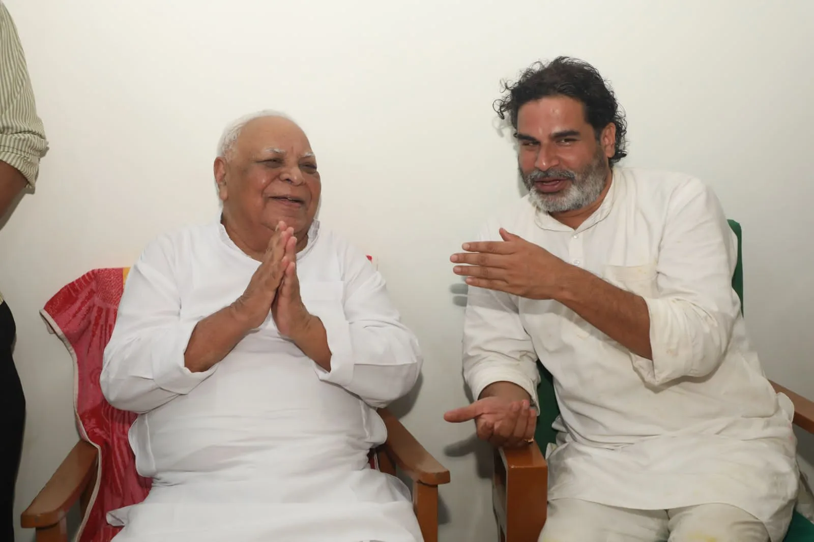 वरिष्ठ समाजवादी नेता रामजीवन सिंह के पुत्र डॉ. राजीव नयन जन सुराज में हुए शामिल, प्रशांत किशोर ने किया स्वागत