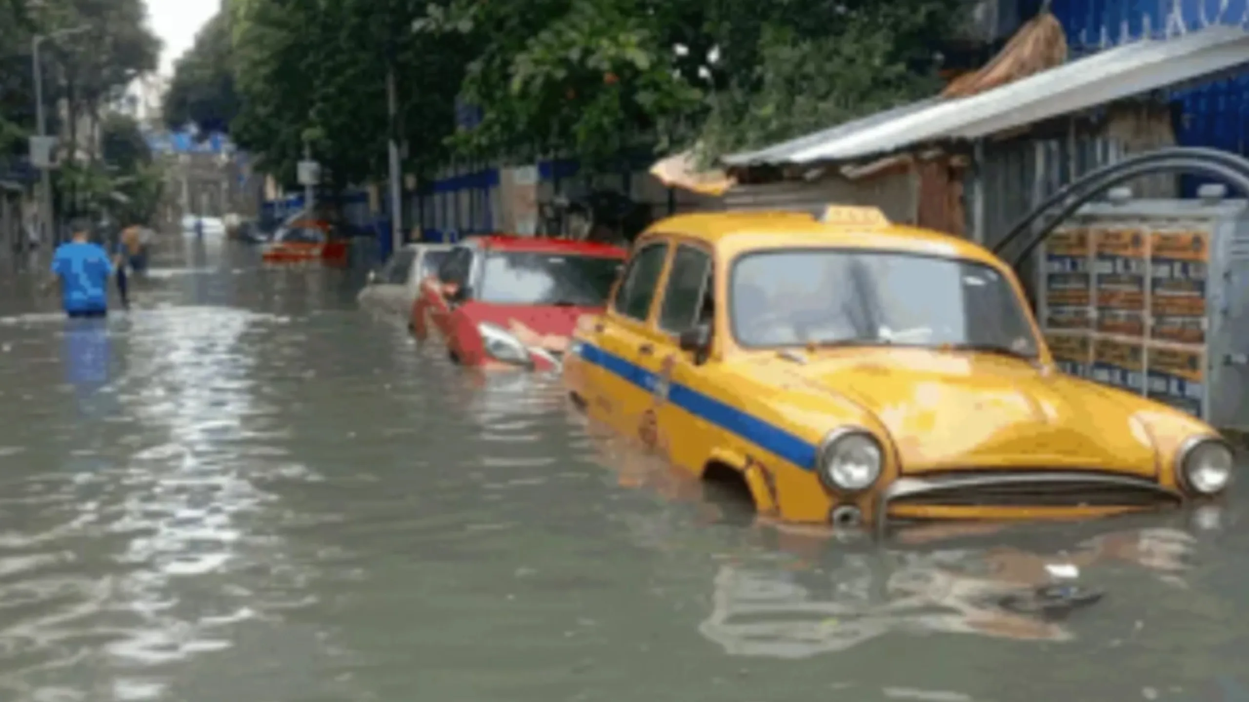 कोलकाता: जलभराव के कारण 4 ट्रेनों का समय बदला, यात्रियों को सतर्क रहने की अपील