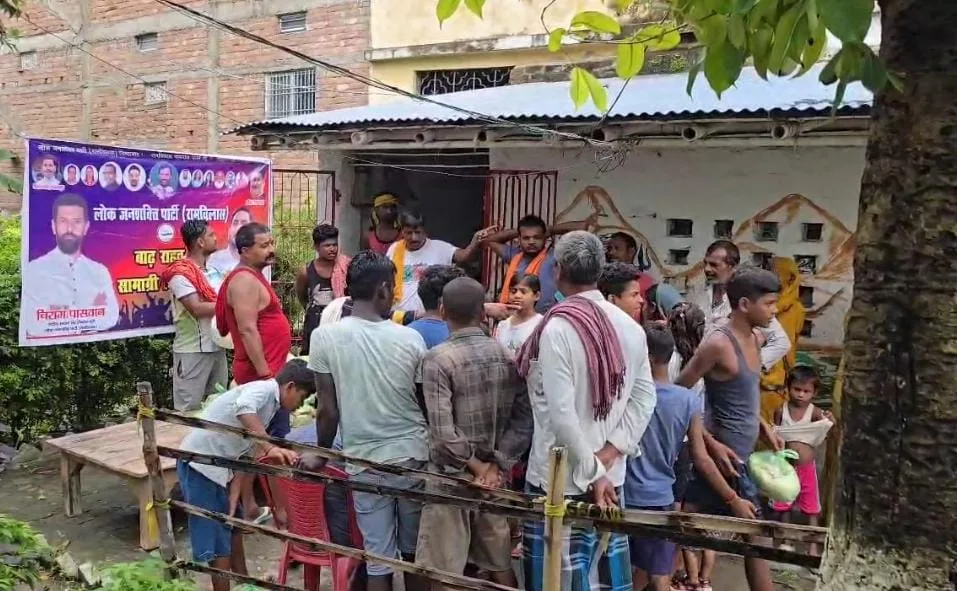 नाथनगर में बाढ़ पीड़ितों को बांटी गई राहत सामग्री, 300 परिवारों तक पहुँची मदद