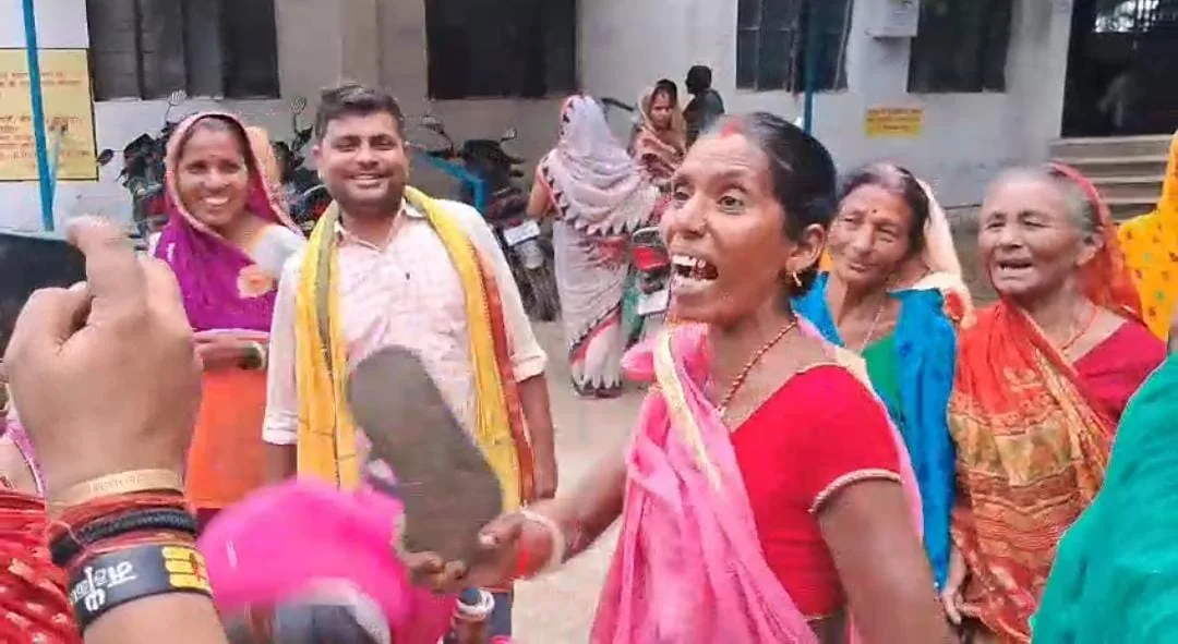 भागलपुर : पीरपैंती के गोविंदपुर पंचायत के बाढ़ पीड़ितों का अंचल कार्यालय पर हंगामा, सरकारी लाभ से वंचित रहने का आरोप