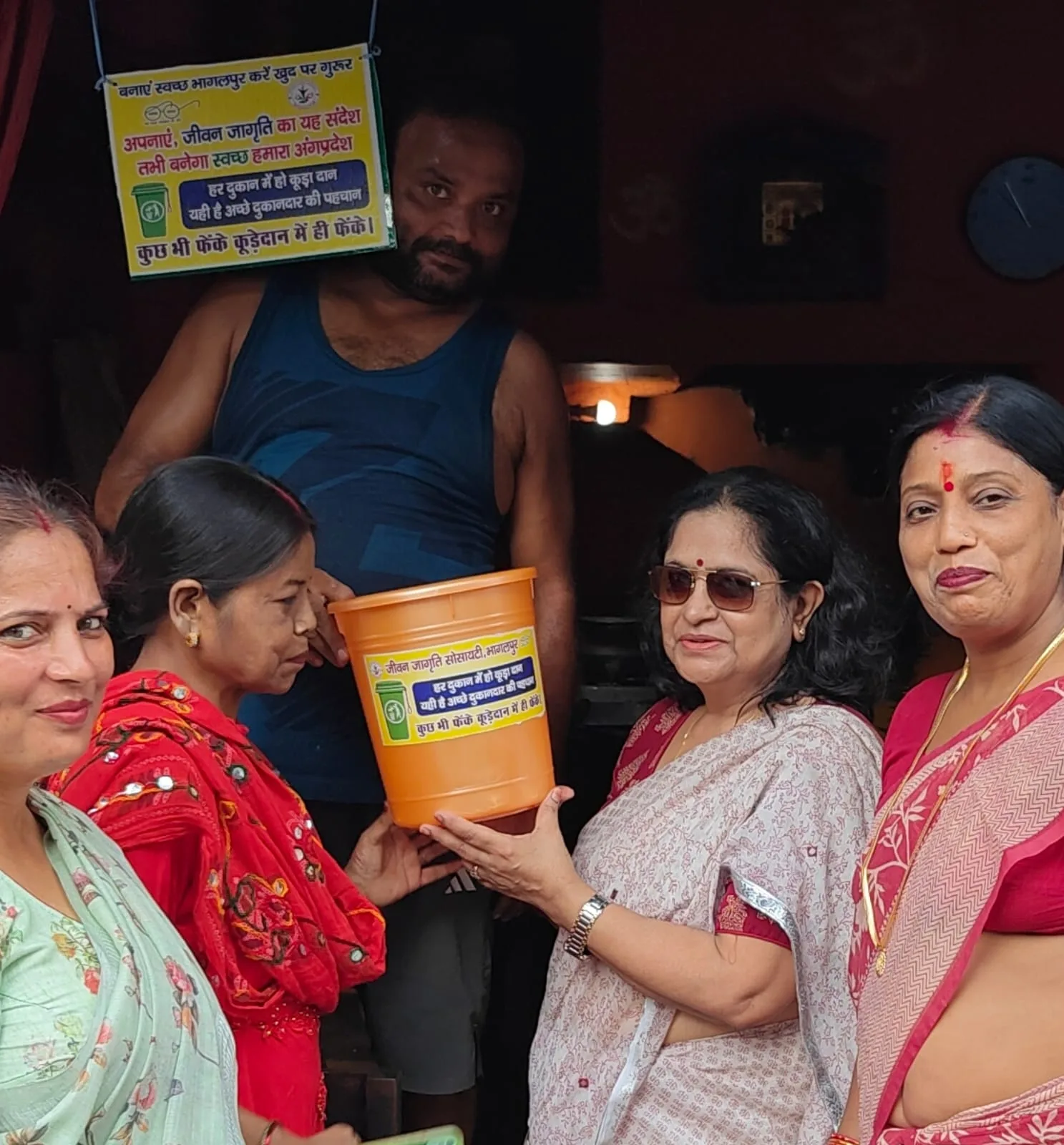 भागलपुर: जीवन जागृति सोसायटी ने स्वच्छता पखवाड़ा में दुकानदारों को रोड मार्च के जरिए किया जागरूक 2 IMG 20250928 WA0090