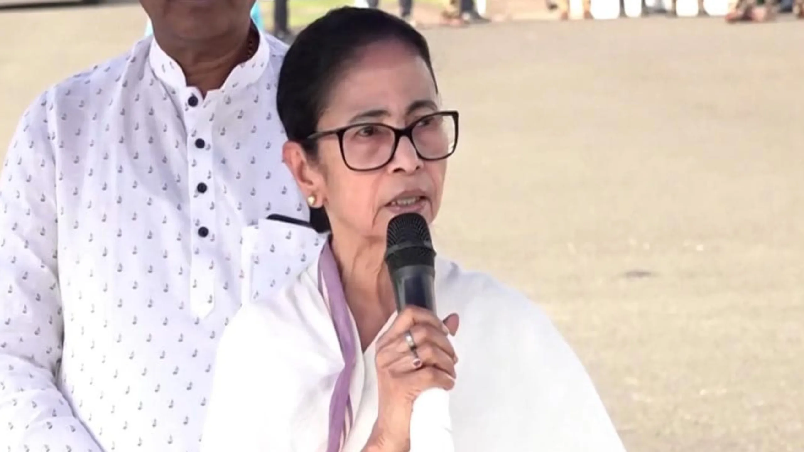 ममता बनर्जी का विवादित बयान: “छात्राओं को देर रात बाहर नहीं निकलना चाहिए”, दुर्गापुर गैंगरेप केस पर दी प्रतिक्रिया