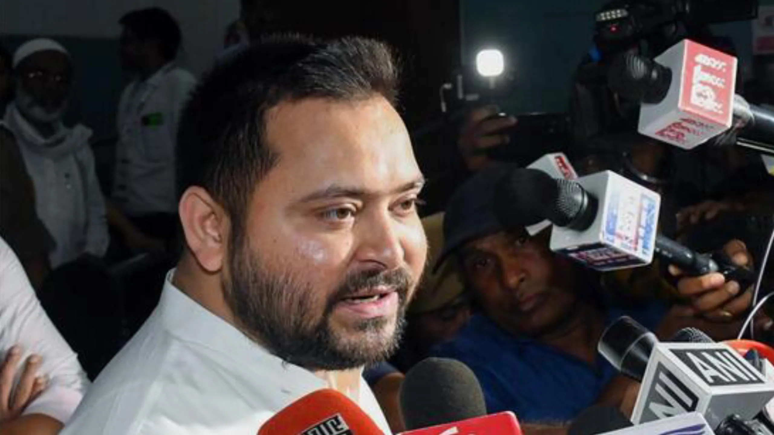 महागठबंधन में सीट बंटवारे पर खींचतान, दिल्ली बैठक बेनतीजा - तेजस्वी पटना लौटे बिना राहुल-खड़गे से मुलाकात के 2 GridArt 20251014 120407940 scaled