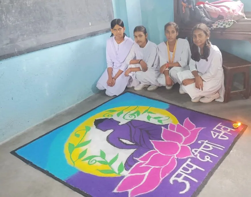 सुल्तानगंज के एलिमेंट्री स्कूल में दीपावली की पूर्व संध्या पर रंगोली प्रतियोगिता, 200 से अधिक छात्रों ने दिखाई प्रतिभा 14 IMG 20251018 WA0050