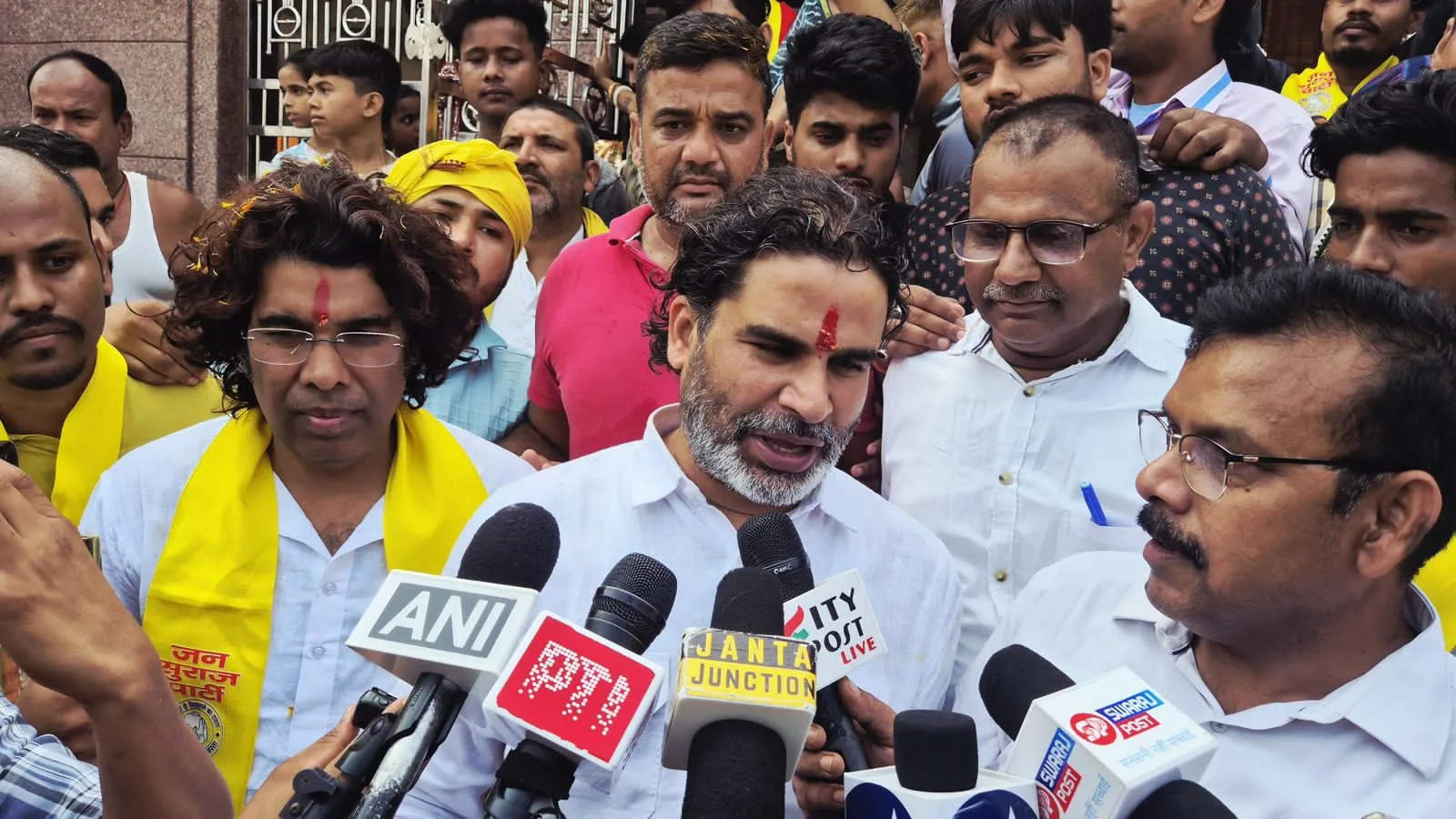 बिहार बदलाव यात्रा के तहत सारण में प्रशांत किशोर का जोरदार जनसंपर्क, मढ़ौरा में हुआ भव्य स्वागत