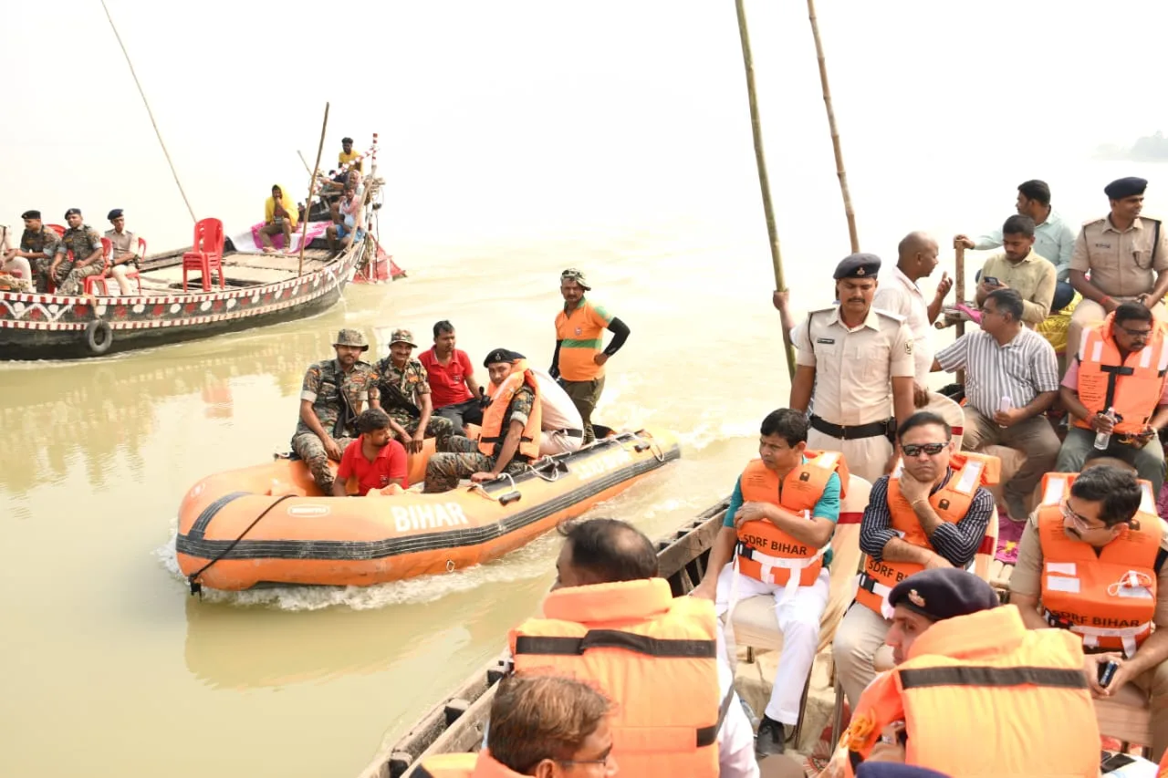 छठ पर्व को लेकर प्रशासन अलर्ट: डीएम-एसएसपी ने नाव से किया घाटों का निरीक्षण, सुरक्षा और सफाई पर खास जोर