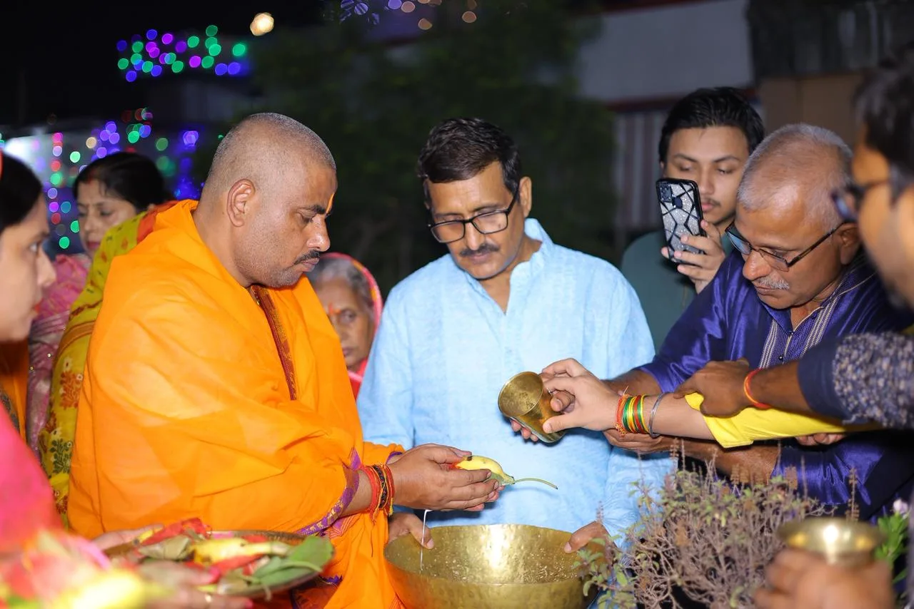 छठ महापर्व पर NDA प्रत्याशी रोहित पांडेय ने किया खरना प्रसाद वितरण, परिवार संग की पूजा