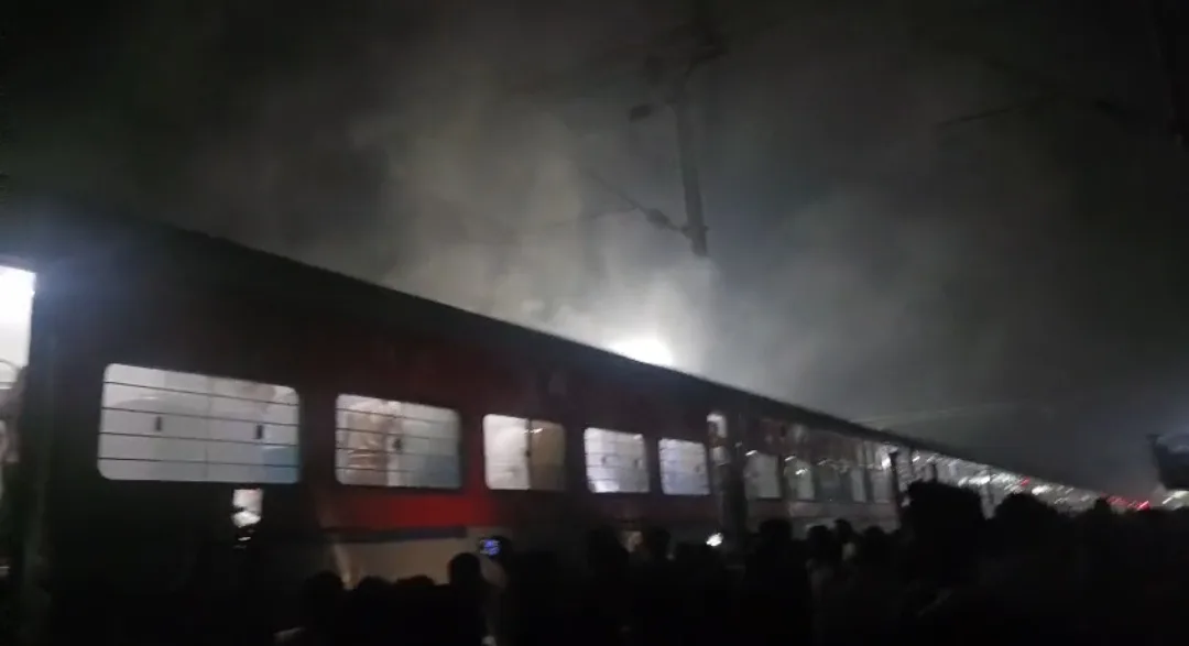 सोनबरसा कचहरी में जनसेवा एक्सप्रेस की बोगी में आग, तीन यात्री झुलसे