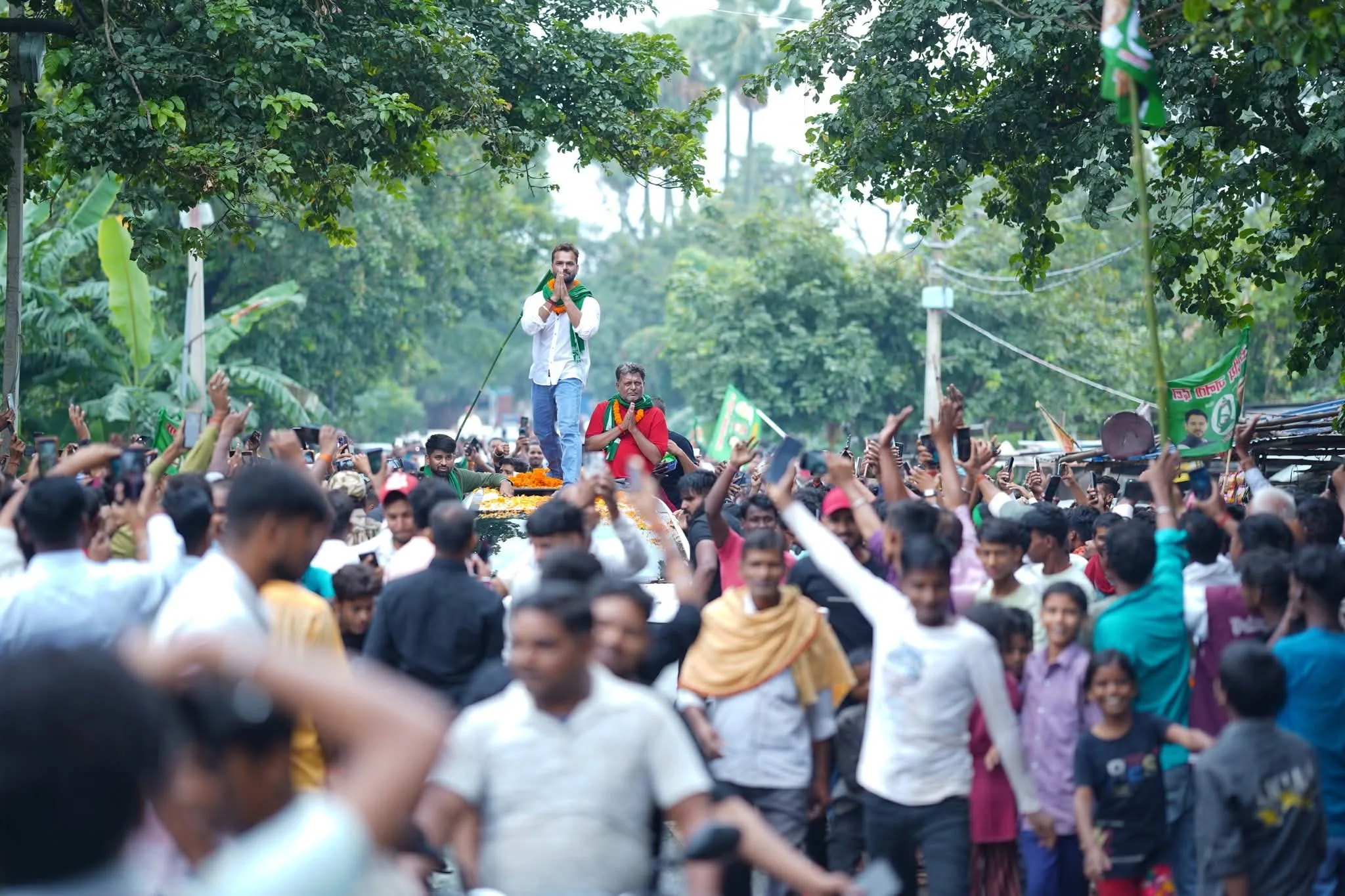 "एक बार छपरा को बदल दूं, फिर छोड़ दूंगा राजनीति" — ब्रह्मपुर में गरजे खेसारी लाल यादव, विरोधियों पर बोला तीखा हमला 2 FB IMG 1762055695888
