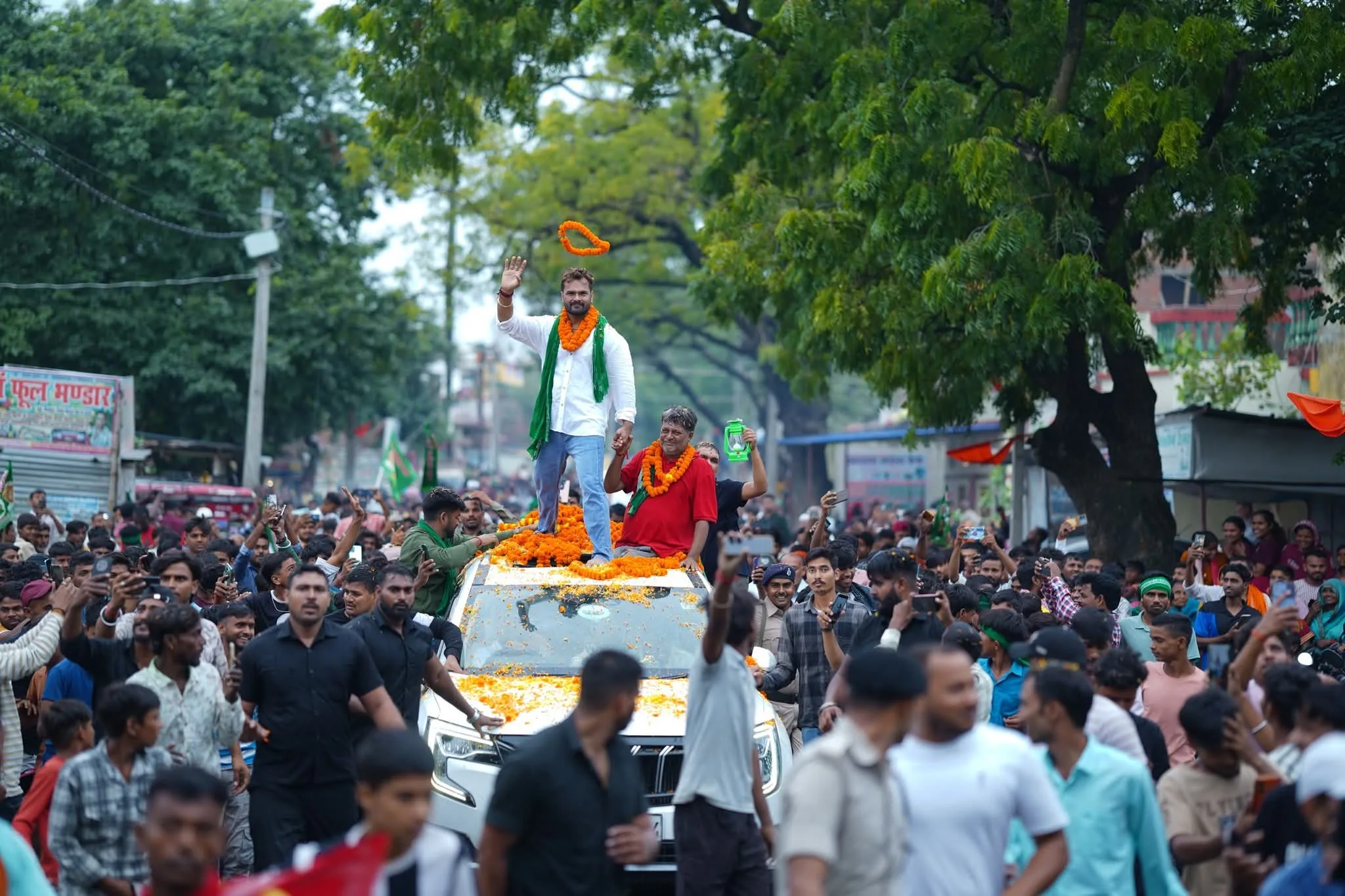 "एक बार छपरा को बदल दूं, फिर छोड़ दूंगा राजनीति" — ब्रह्मपुर में गरजे खेसारी लाल यादव, विरोधियों पर बोला तीखा हमला 4 FB IMG 1762055698343