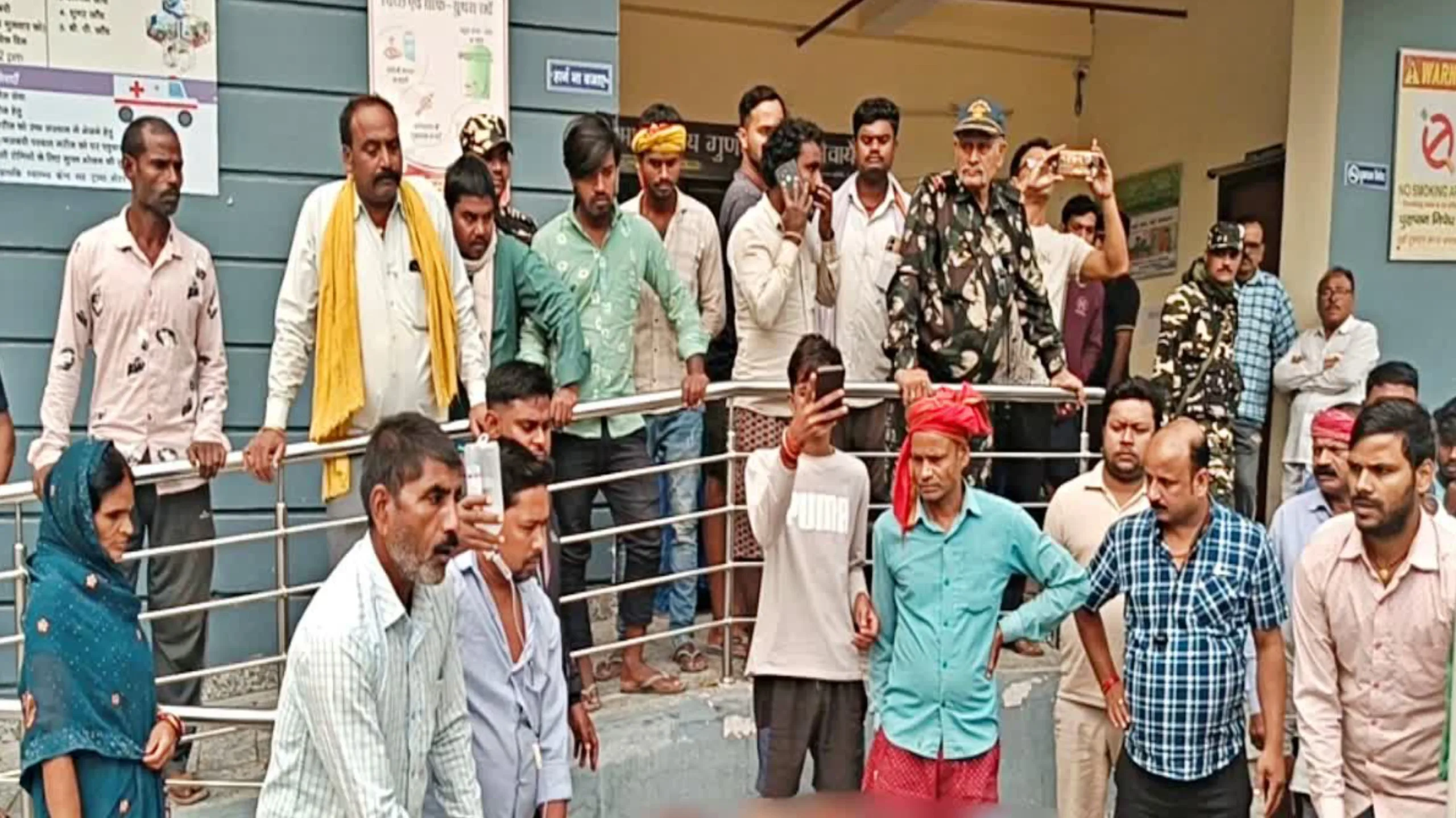 वैशाली में दर्दनाक सड़क हादसा: लग्जरी कार खड़ी ट्रक से टकराई, तीन की मौत, चार गंभीर घायल