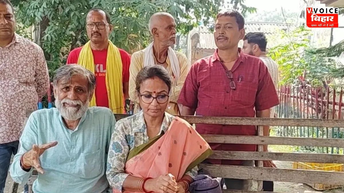 दरभंगा: जनसुराज उम्मीदवार और पूर्व DGP आर.के. मिश्रा मतदान के बीच धरने पर बैठे, BJP समर्थकों पर लगाया दुर्व्यवहार का आरोप