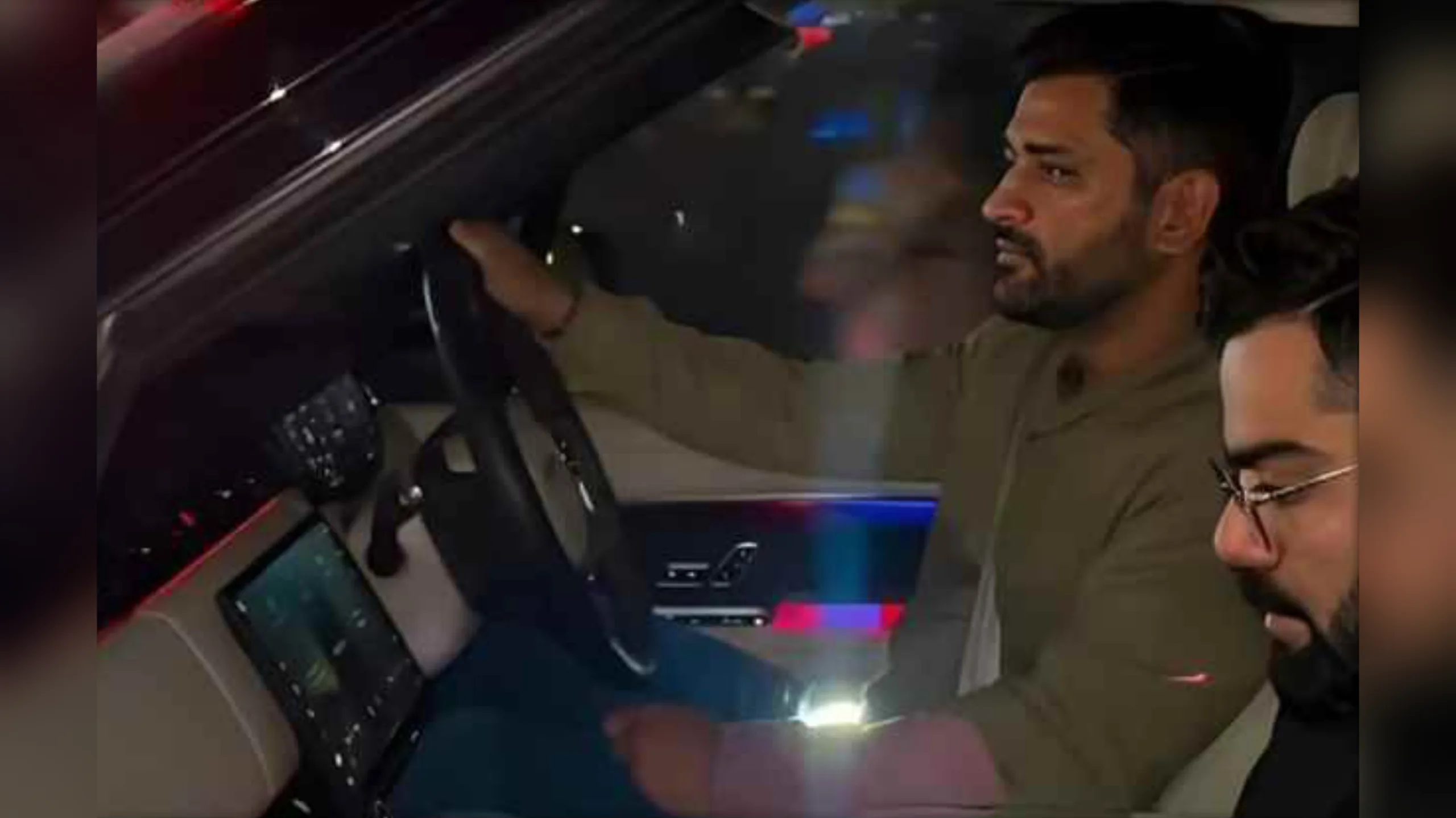 रांची में धोनी की फार्महाउस पार्टी में जुटे क्रिकेट स्टार, वायरल हुआ ‘माही-विराट’ मोमेंट