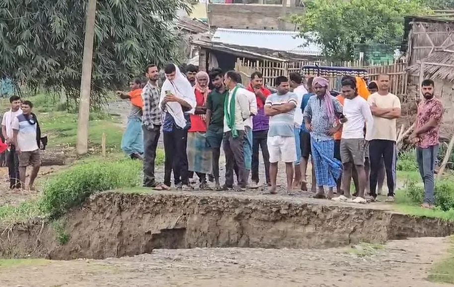 गंगा का कहर: इंग्लिश गांव में तेज कटाव से दहशत, घोषपुर मध्य विद्यालय के पीछे मिट्टी धंसने से तबाही — समाजसेवी विजय यादव ने निजी कोष से वैकल्पिक रास्ता निर्माण में की मदद 2 IMG 20251101 WA0105