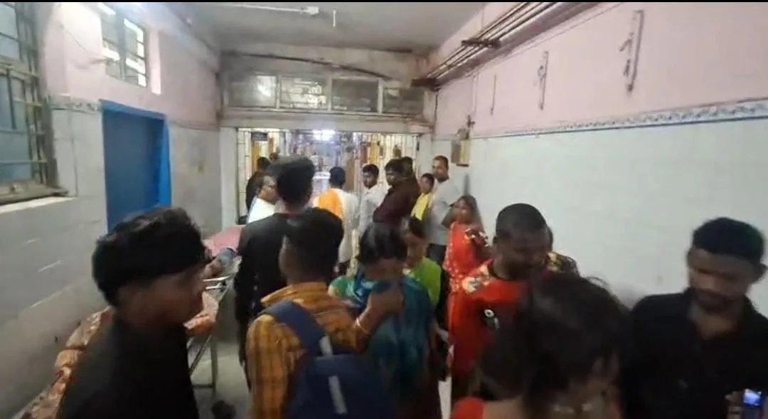 भागलपुर में सड़क हादसा: बच्ची को बचाने के दौरान पलटा टोटो, एक व्यक्ति गंभीर रूप से घायल