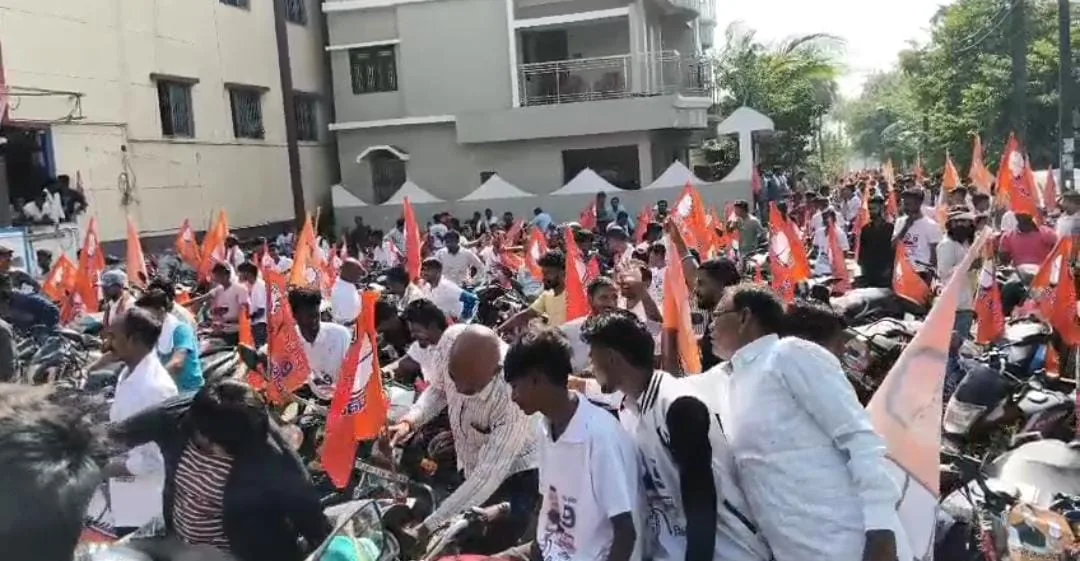 कहलगांव विधानसभा में हॉट हुआ मुकाबला, भाजपा से टिकट कटने के बाद पवन यादव निर्दलीय के रूप में मैदान में उतरे – रोड शो में उमड़ी भारी भीड़ 3 IMG 20251109 WA0012