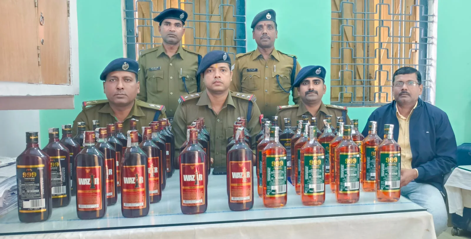 भागलपुर स्टेशन पर RPF की बड़ी कार्रवाई: अमरनाथ एक्सप्रेस से मिली विदेशी शराब की खेप, ‘ऑपरेशन सतर्क’ में 47 बोतलें बरामद