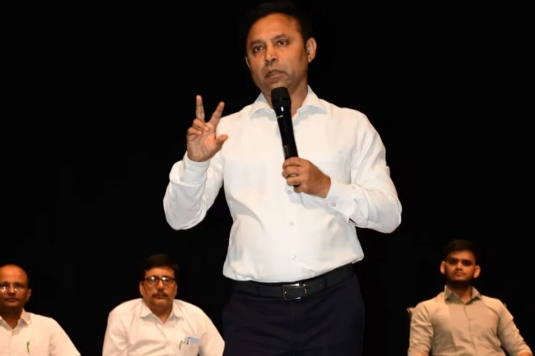 भागलपुर में माइक्रो प्रेक्षक और डिस्पैच/रिसीविंग कर्मियों को दिया गया प्रशिक्षण