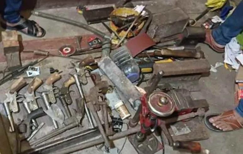 दूसरे चरण की वोटिंग से पहले बिहार में मिनी गन फैक्ट्री का भंडाफोड़, भारी मात्रा में हथियार बरामद