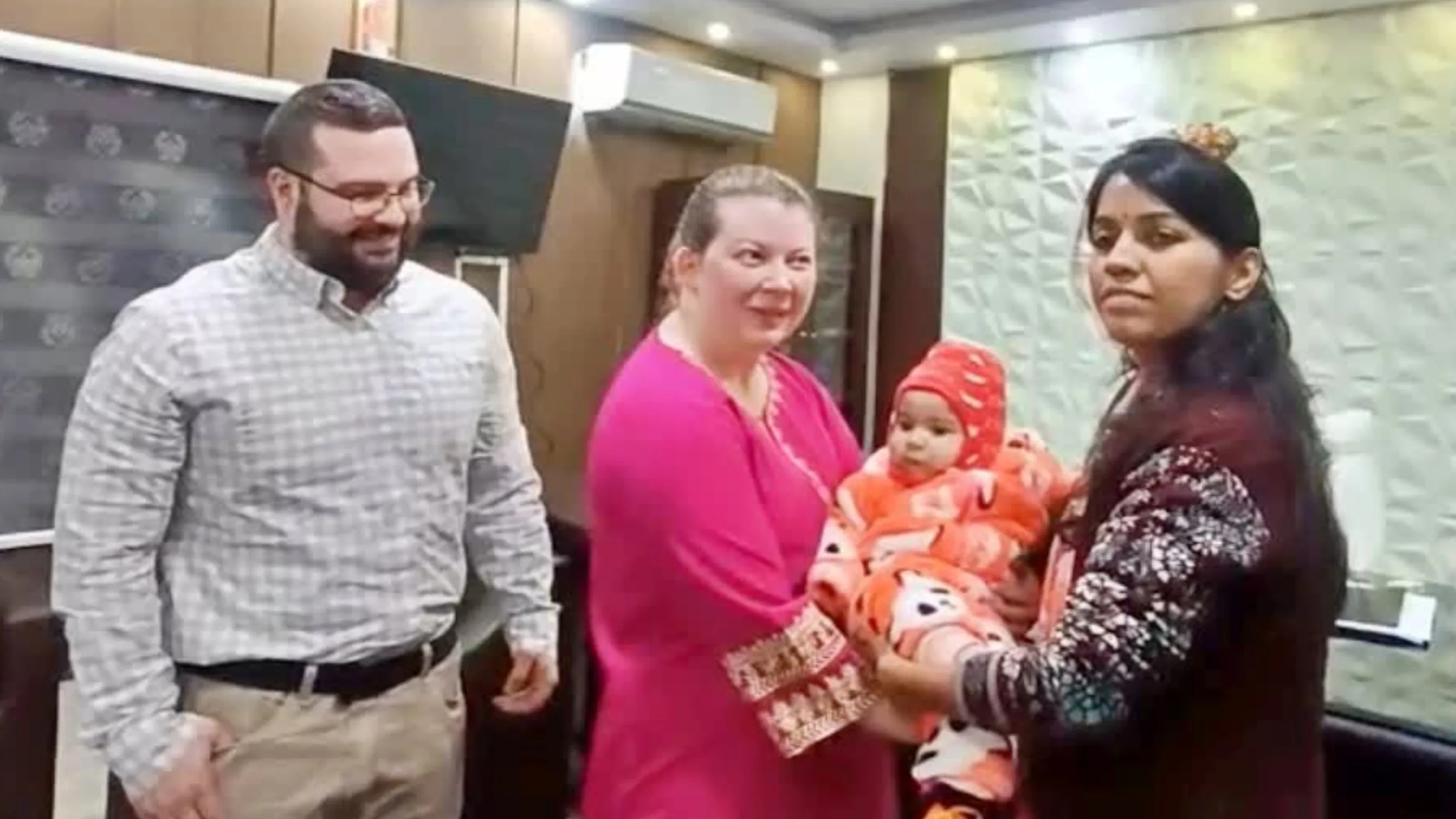रोहतास में भावुक पल: अमेरिका से आए दंपती ने एक वर्षीय मानवी को गोद लिया, DM उदिता सिंह की मौजूदगी में पूरी हुई प्रक्रिया