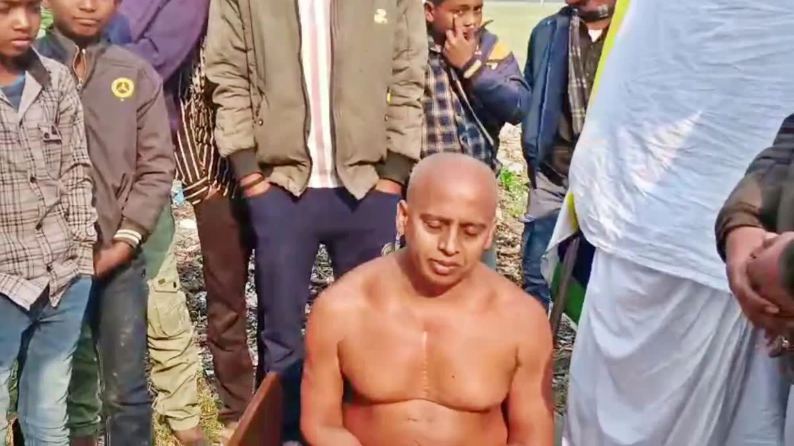 मुजफ्फरपुर में दिगंबर जैन मुनि को मिली हत्या की धमकी, अपमान के विरोध में हाईवे पर मौन बैठे