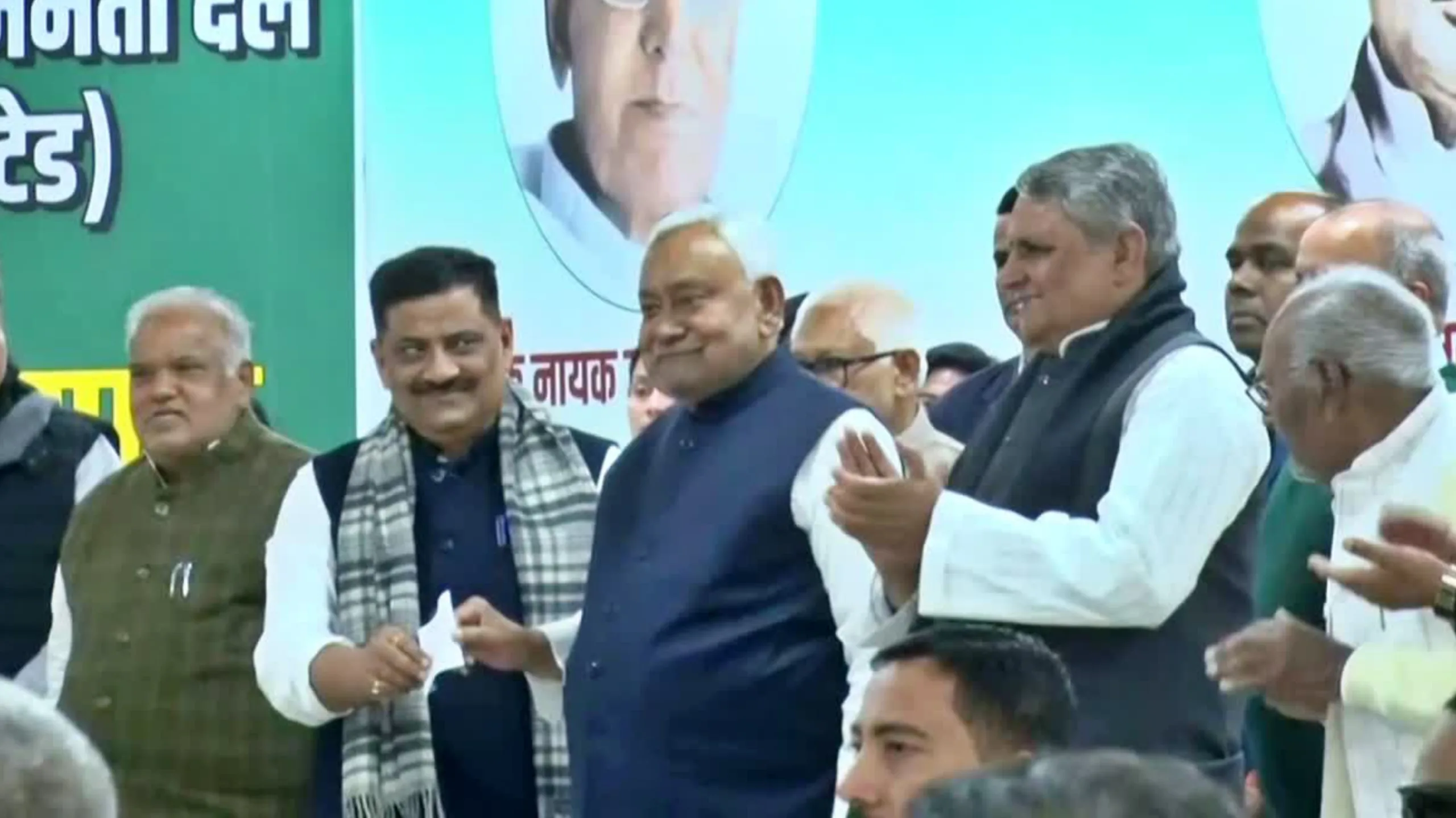 NDA की प्रचंड जीत के बाद JDU में जश्न, नीतीश कुमार ने ली सदस्यता — सम्मान समारोह में महज 9 मिनट रहे शामिल